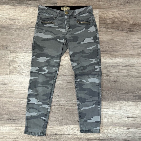 Democracy Pants - DEMOCRACY “Ab”technology Camo Cropped Pants (Size 8)